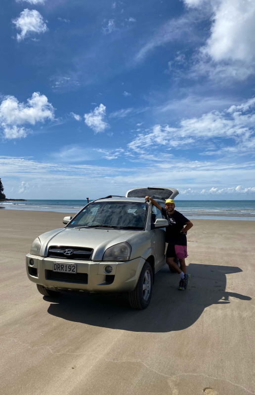 moi avec notre voiture sur la plage