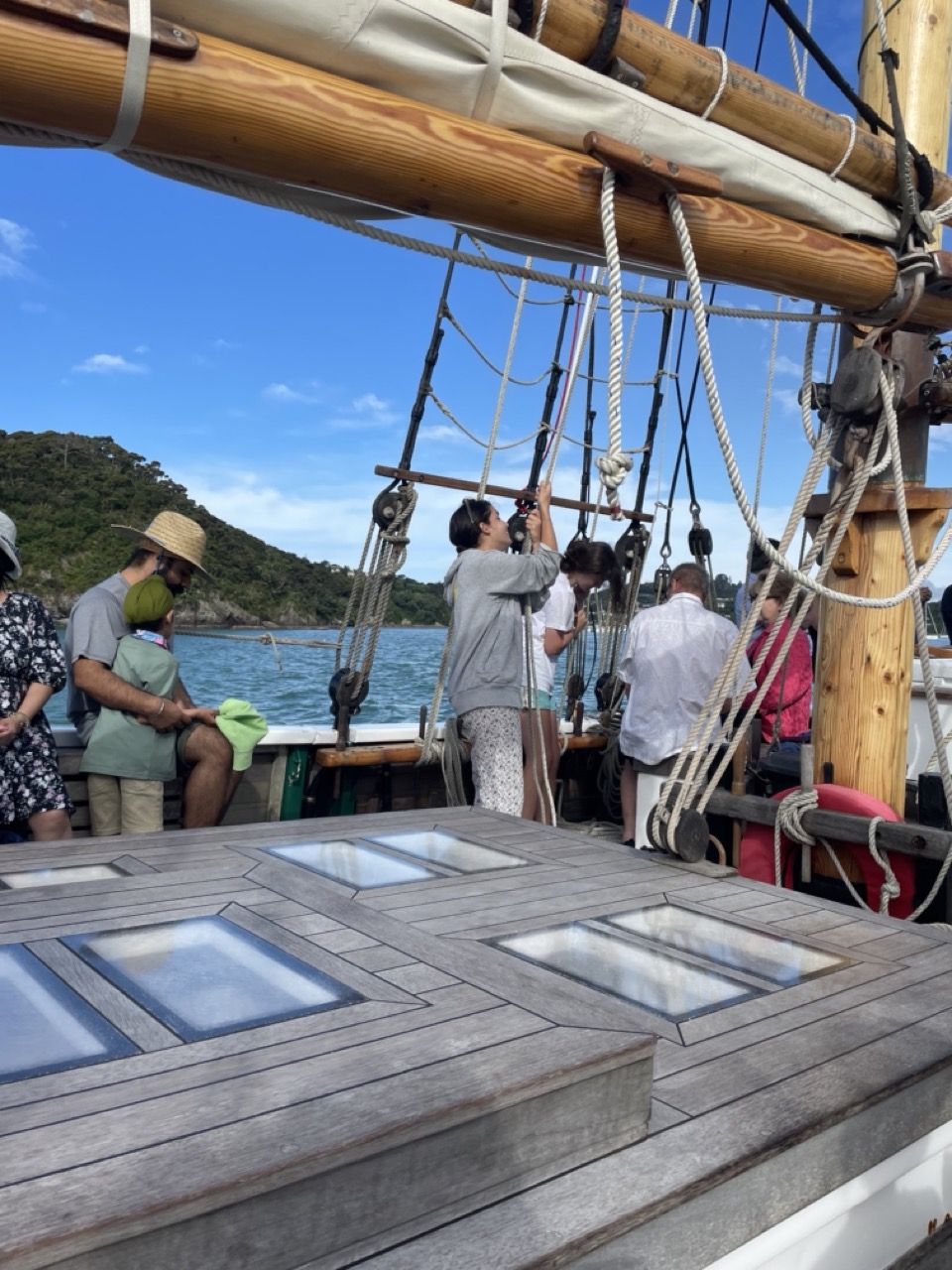 Clem tenant le mat du bateau